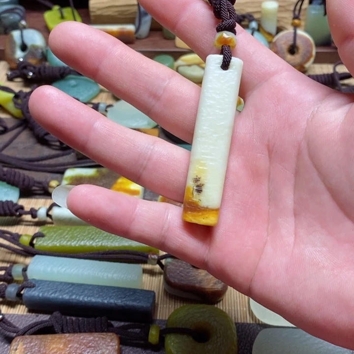 蛇纹石玉挂件未镶嵌