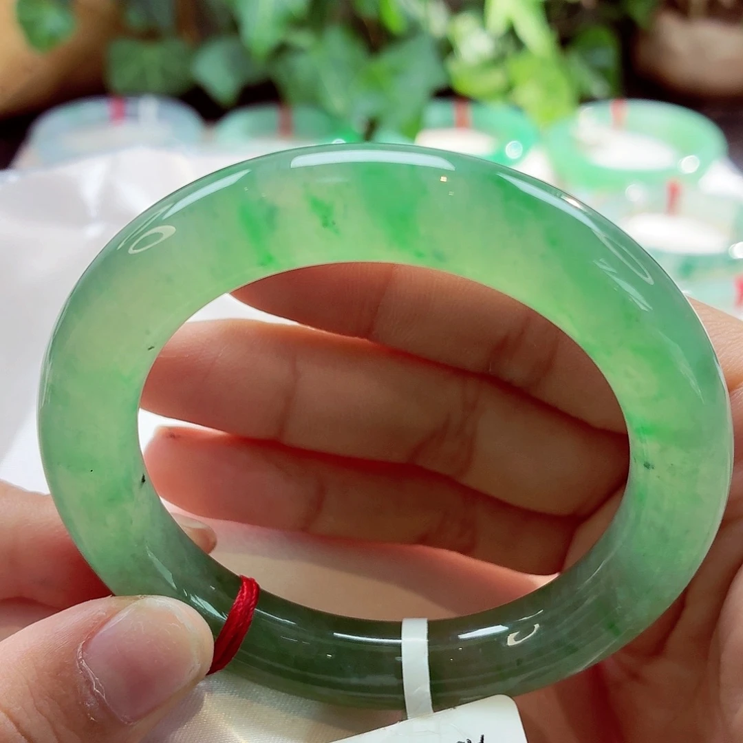翡翠未镶嵌手镯（圆镯）橄榄绿起荧光点翠68-29