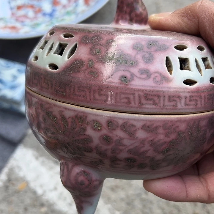 瓷摆件全品相釉里红三足炉一只