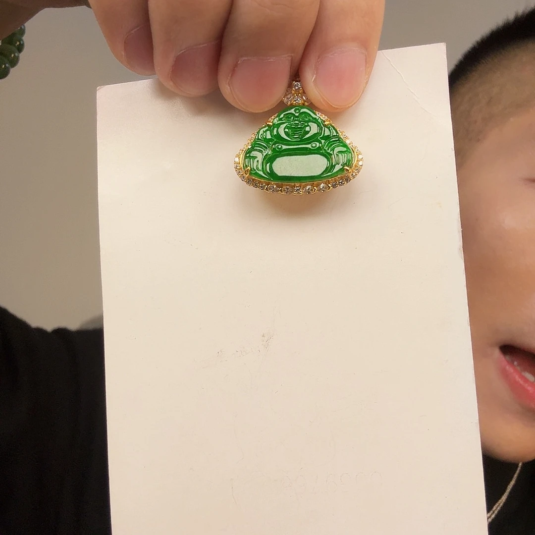 翡翠未镶嵌颈饰一件