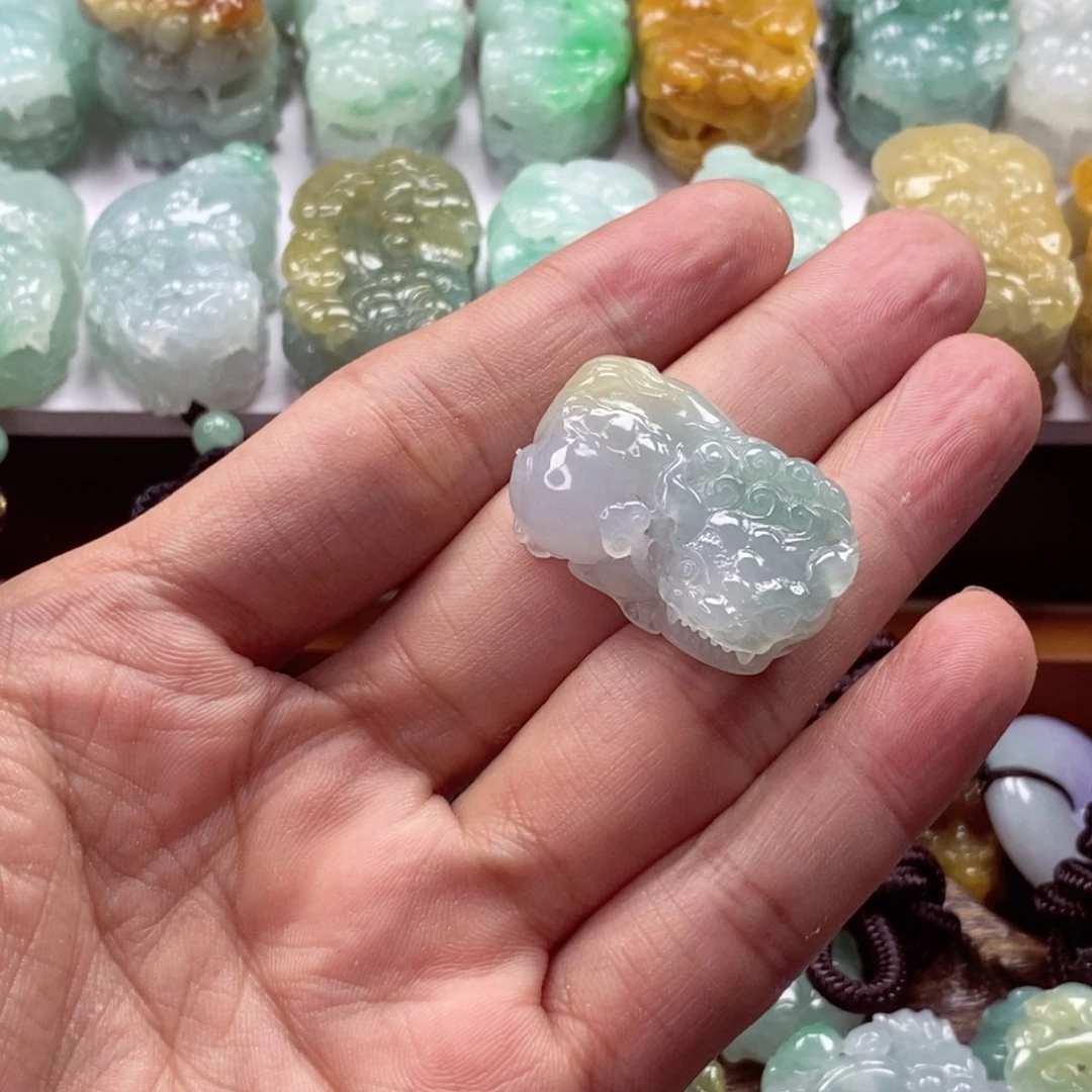 翡翠未镶嵌颈饰貔貅