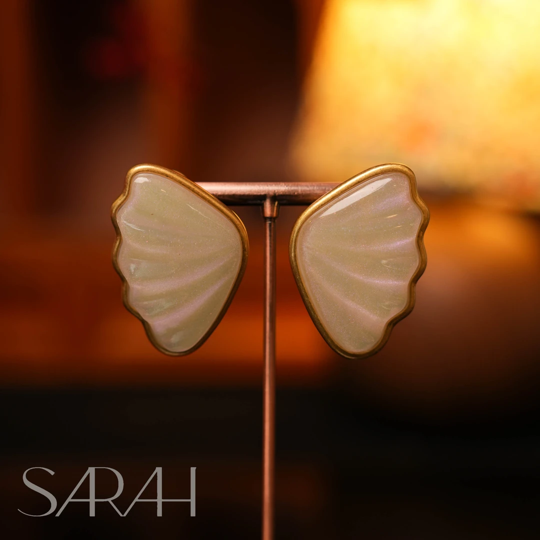 铜合金合成锆石耳饰 DearLisa.精工系列 白粉色渐变贝壳 简约耳钉