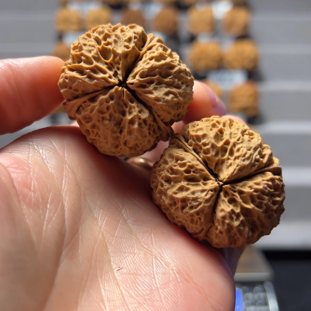 文玩核桃把件40mm蜂窝纹三棱