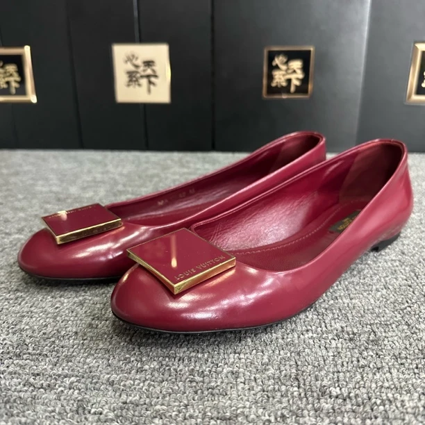 95新 LouisVuitton/路易威登 红色漆皮亮面平底鞋36码YSC2831