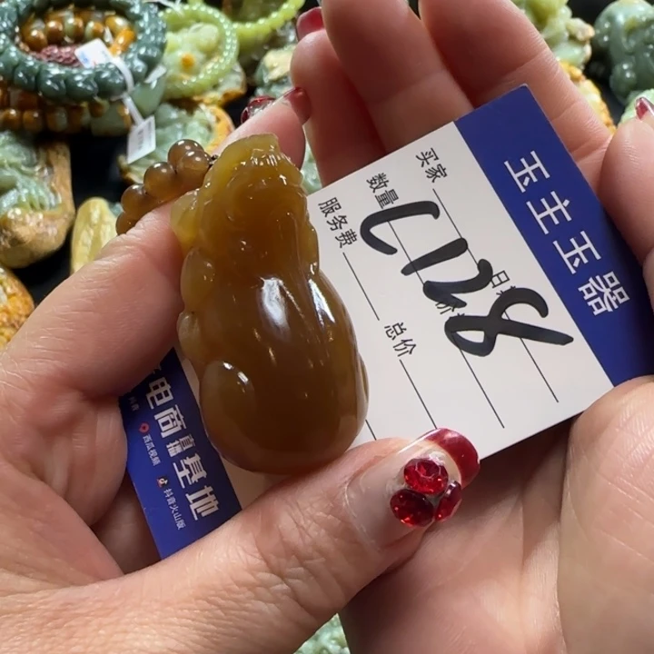 透闪石质玉挂件未镶嵌