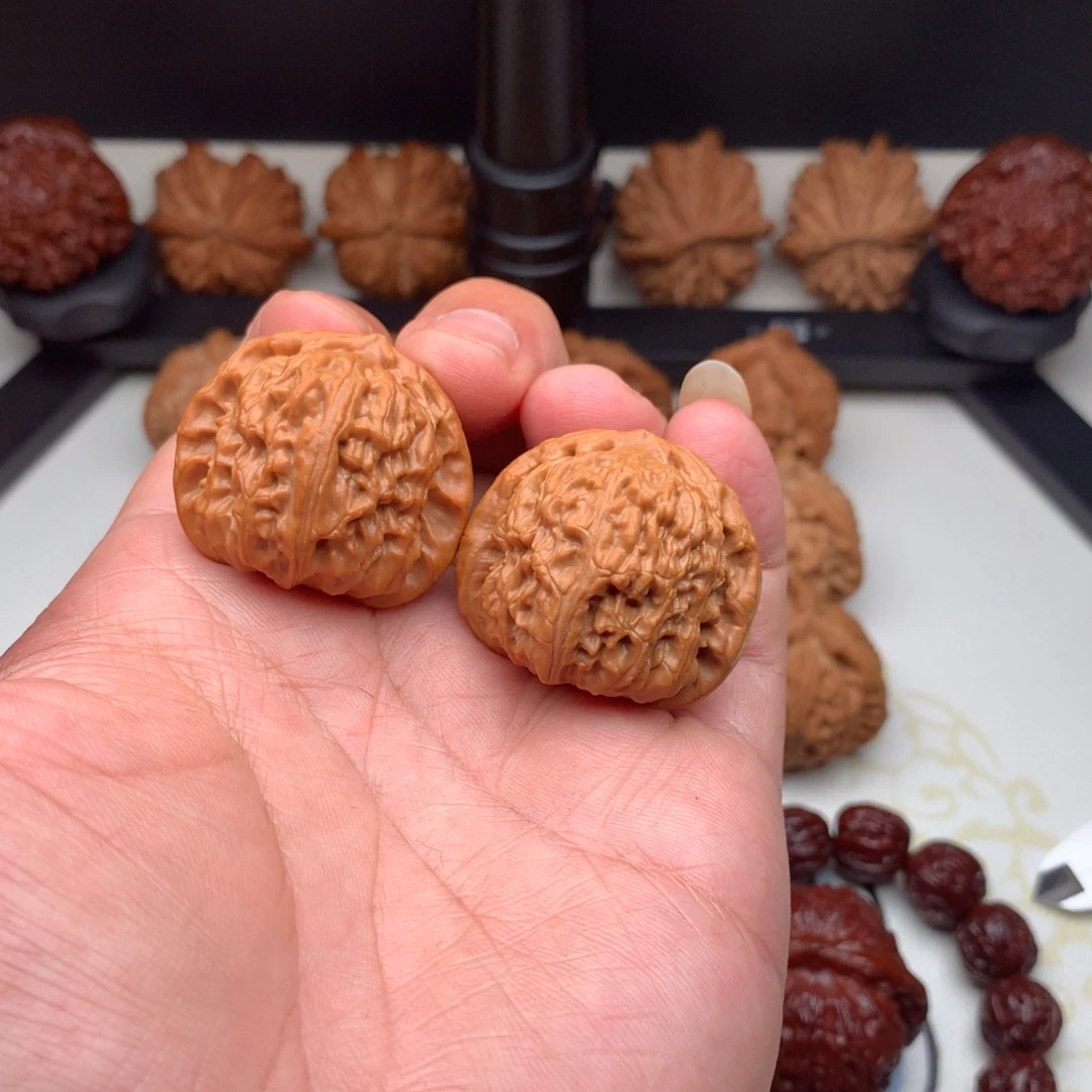 文玩核桃吊坠白狮子手捻35