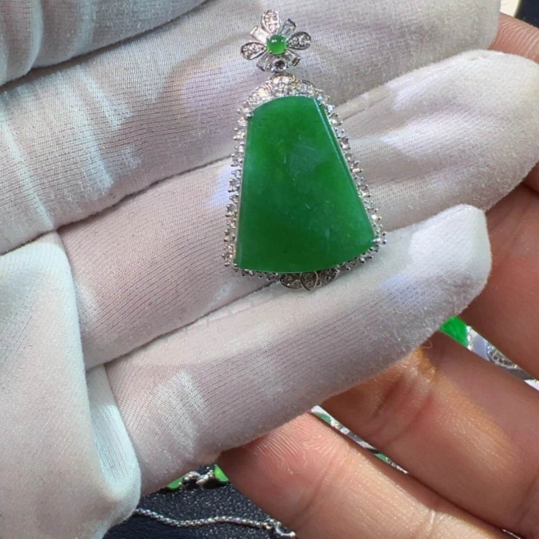 【闪购商品】翡翠颈饰18K金镶嵌阳绿无事牌