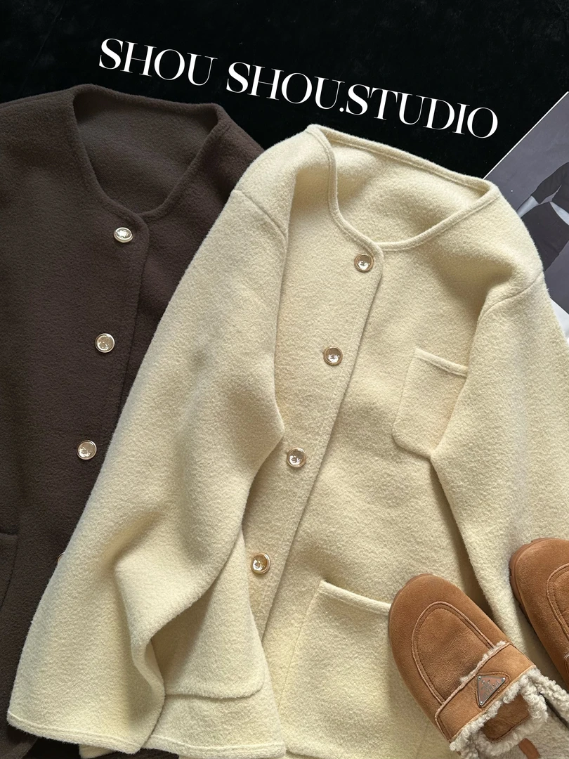 【瘦瘦】大码圆领金属扣气质绒感百搭法式小香风百搭外套S01971