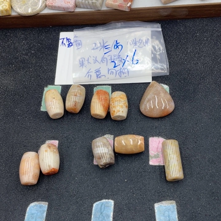 三***然硅化珊瑚（珊瑚玉）合金颈饰