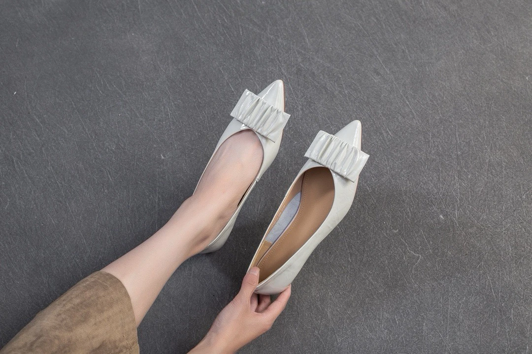 尖头低跟亮皮百搭小皮鞋舒适方便