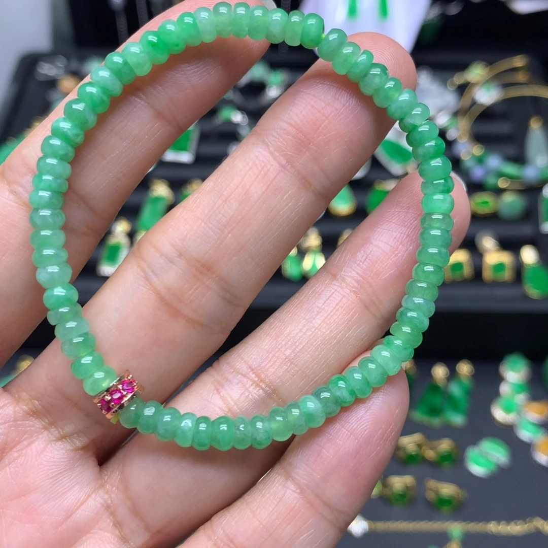 翡翠未镶嵌颈饰有纹