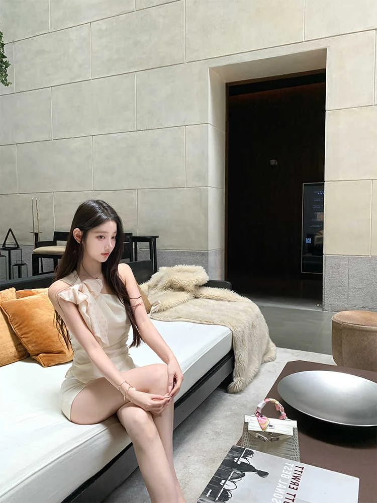 蝴蝶结绑带收腰斜肩夏季百搭气质露肩不规则雪纺上衣+白色休闲裤