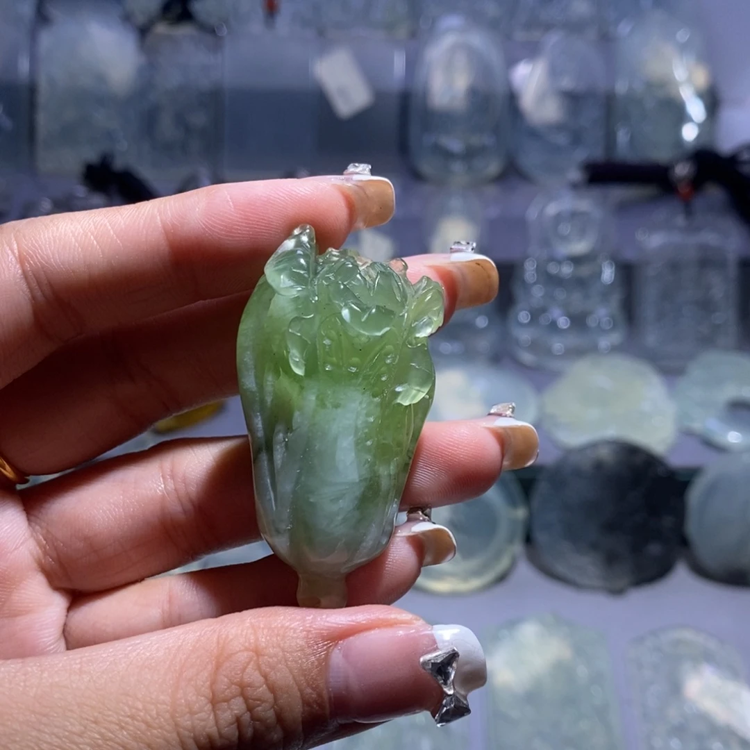 岫玉未镶嵌颈饰白菜