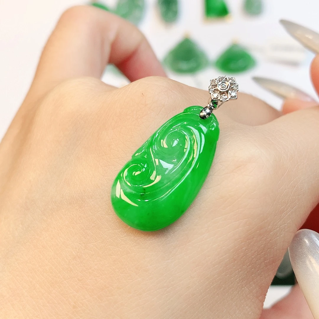 翡翠18K金镶嵌颈饰