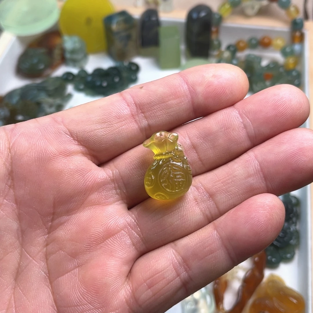 崔***.未镶嵌蛇纹石玉颈饰