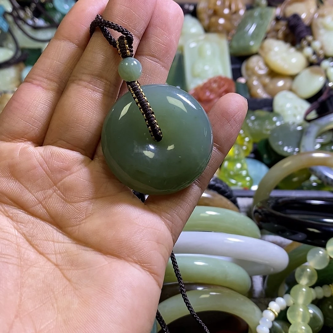 岫玉未镶嵌颈饰一个