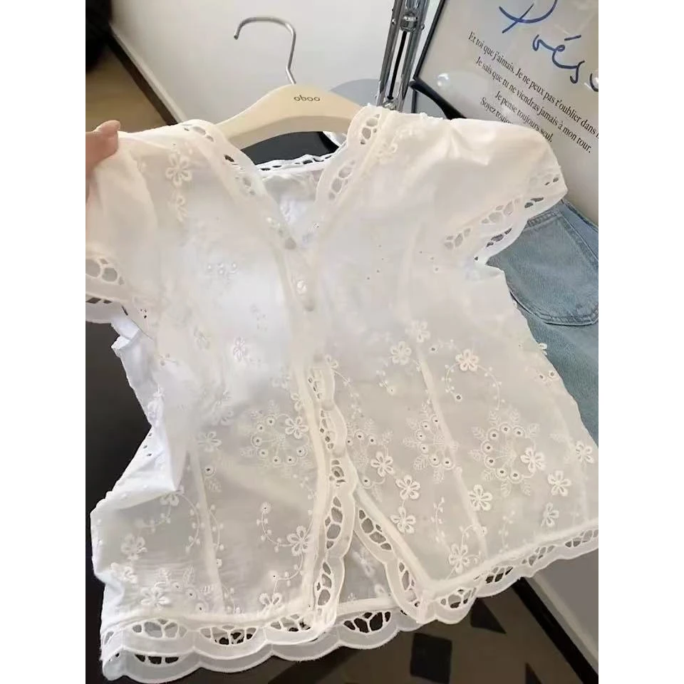 法式碎花刺绣V领镂空短袖衬衫女2025夏新款甜美百搭显瘦正肩上衣