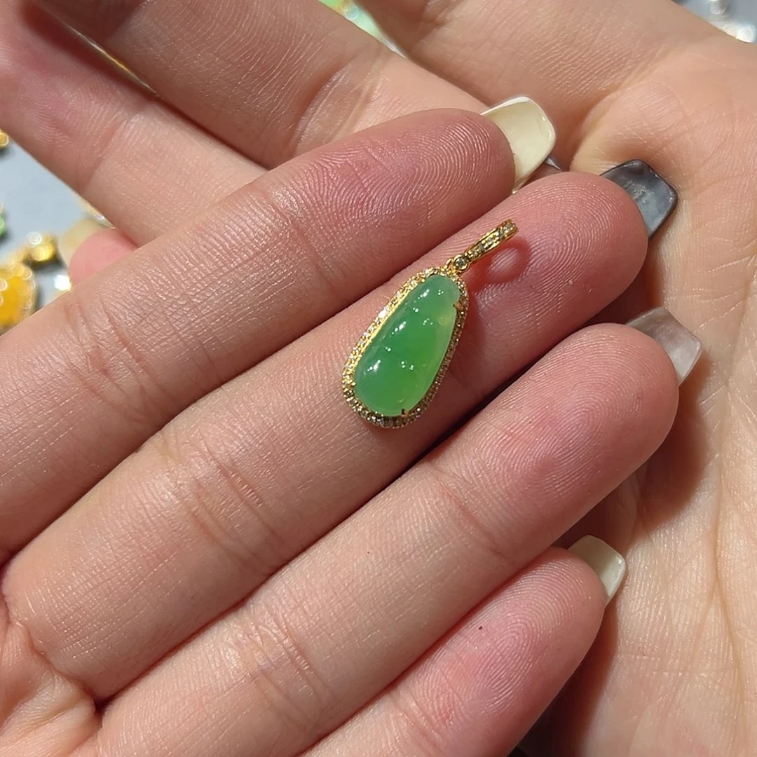 翡翠18K金镶嵌颈饰