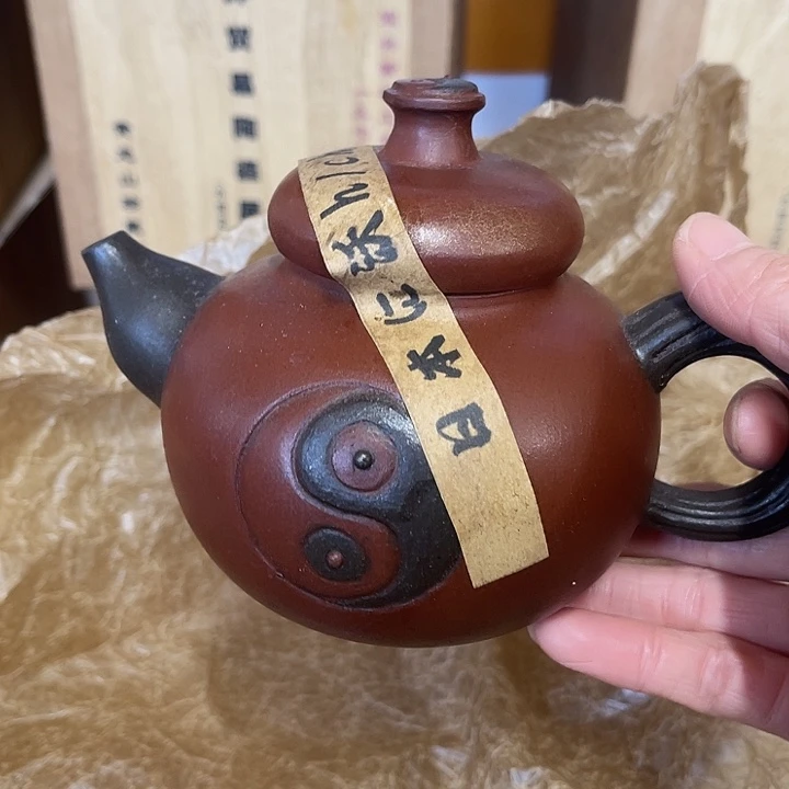 茶壶紫砂原矿泥料手工制作的一把紫砂壶。