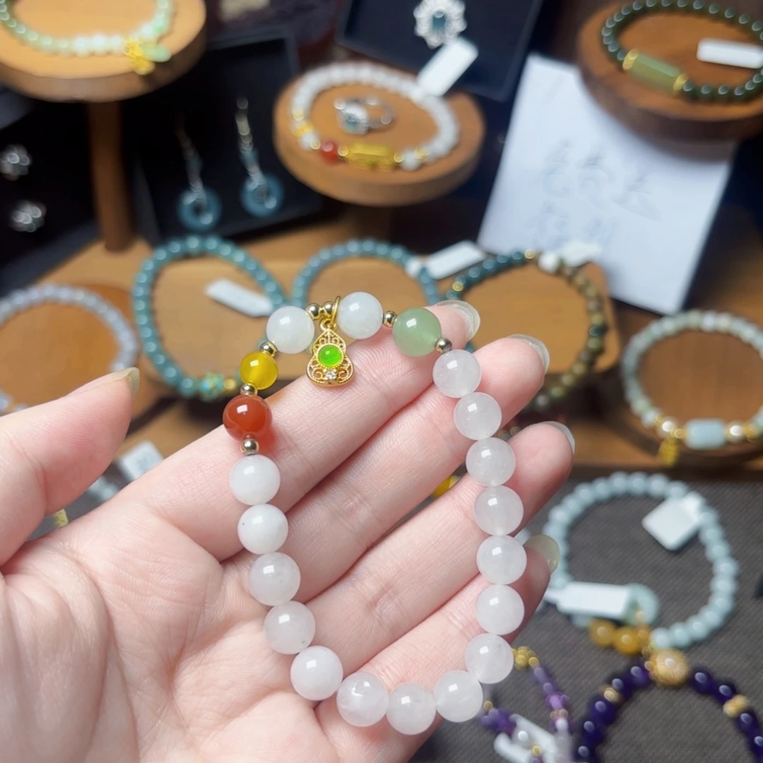 翡翠未镶嵌颈饰放漏