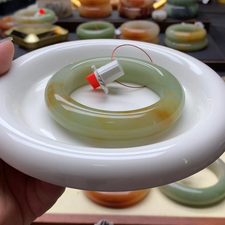 未镶嵌手镯石英岩玉