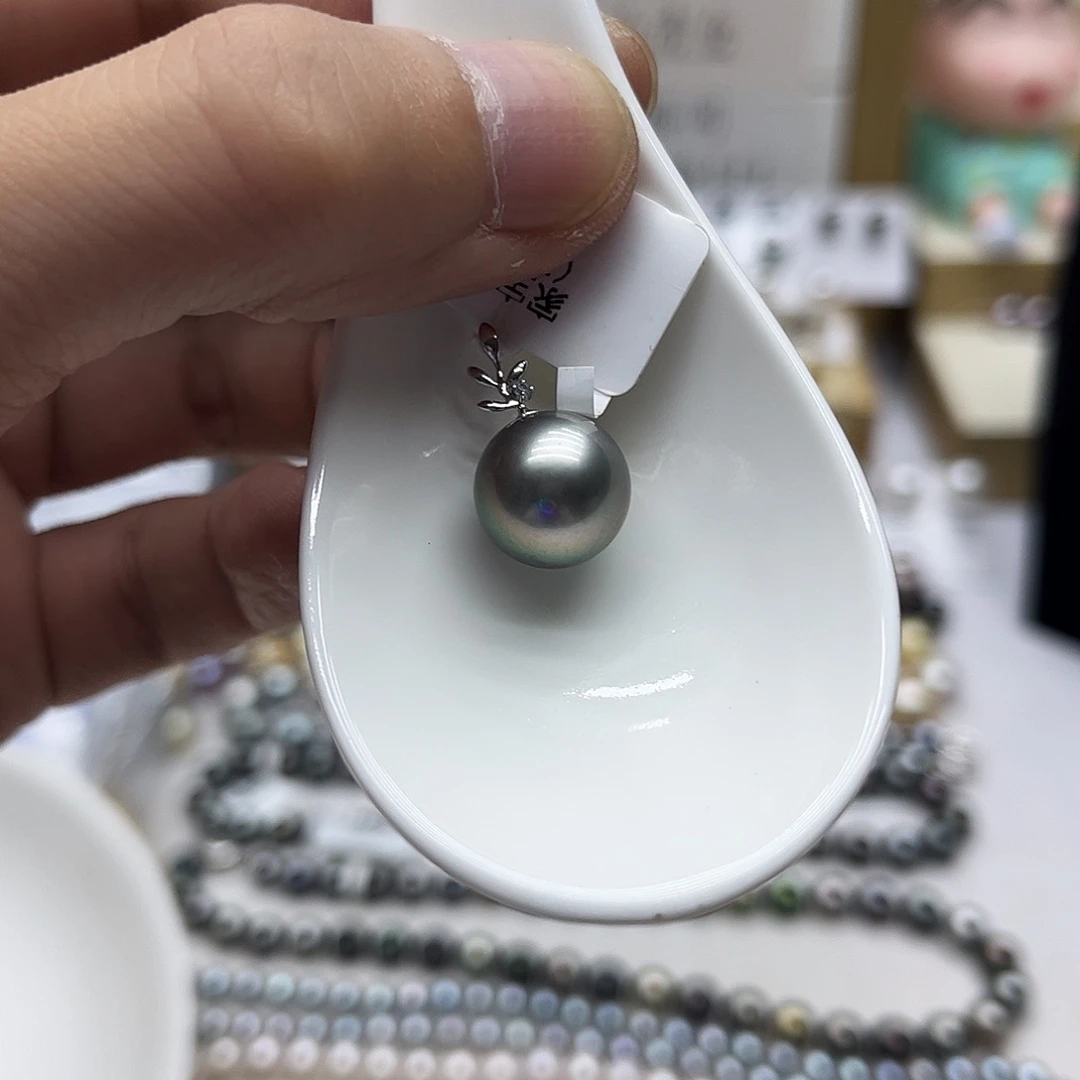 颈饰18K金镶嵌海水珍珠