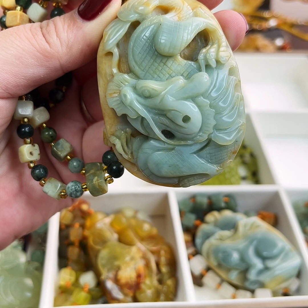 蛇纹石玉颈饰未镶嵌