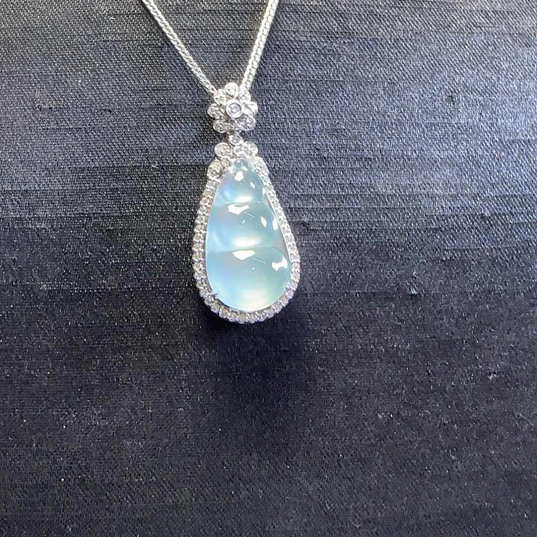 翡翠18K金镶嵌颈饰翡翠