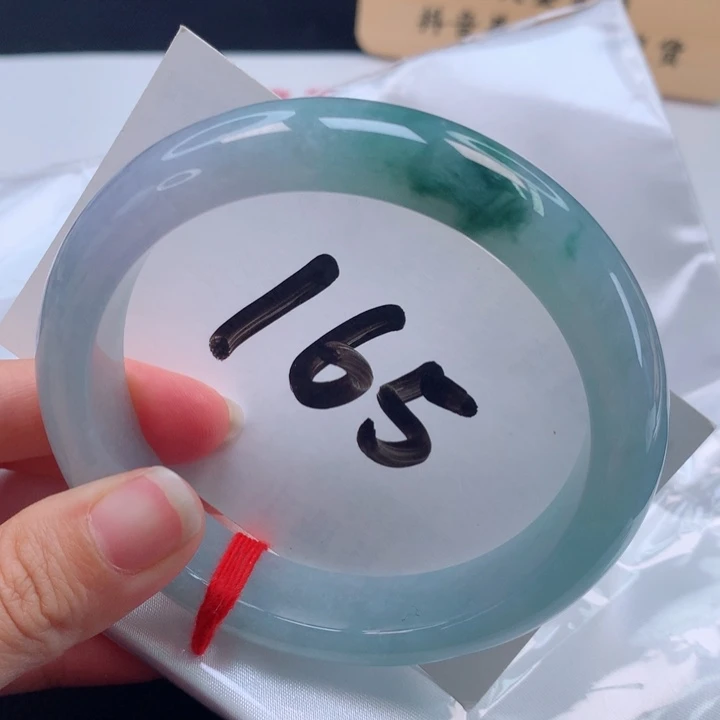 翡翠手镯未镶嵌春彩飘花