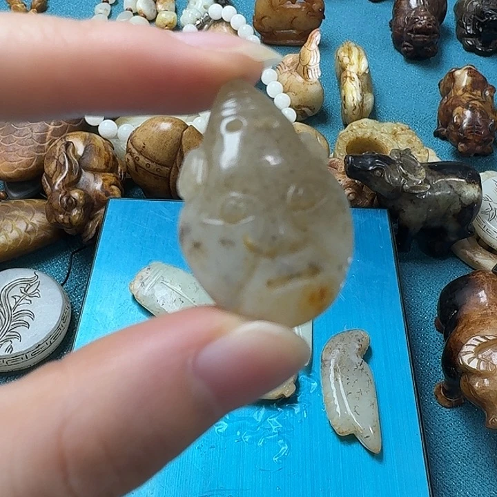 和田玉未镶嵌颈饰人物