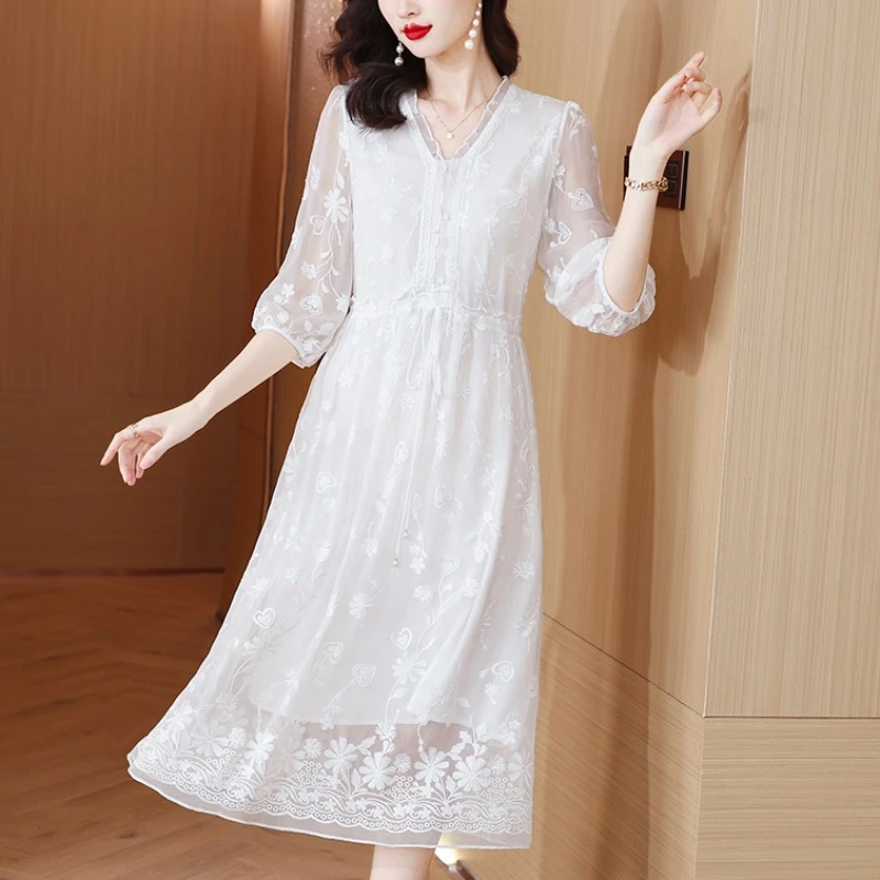DUCURNO重工刺绣花边V领连衣裙女夏季2025新款法式气质减龄中长裙