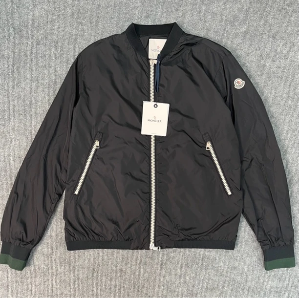 全新未使用 MONCLER 黑色夹克/尺码5