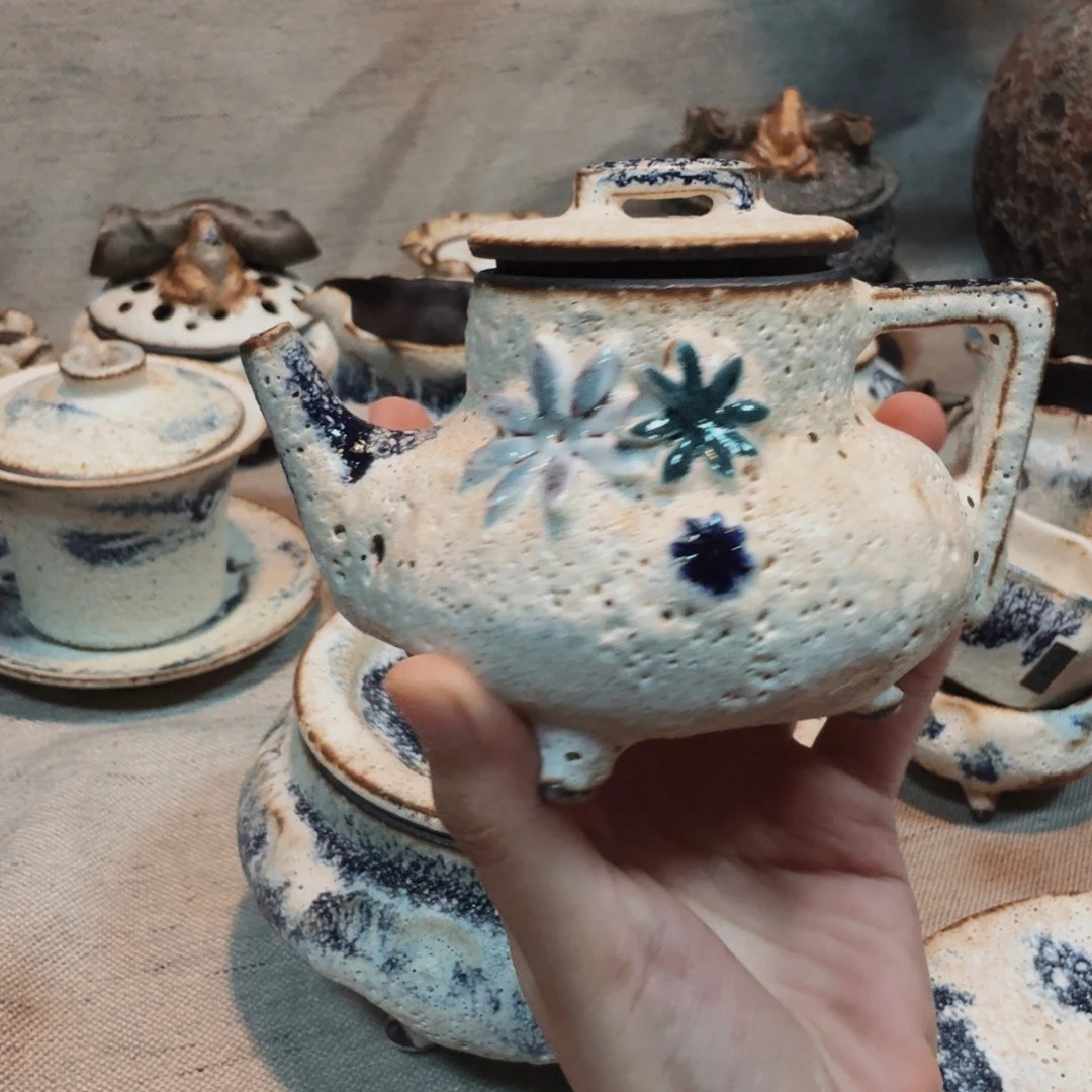 三足雕花小雏菊壶