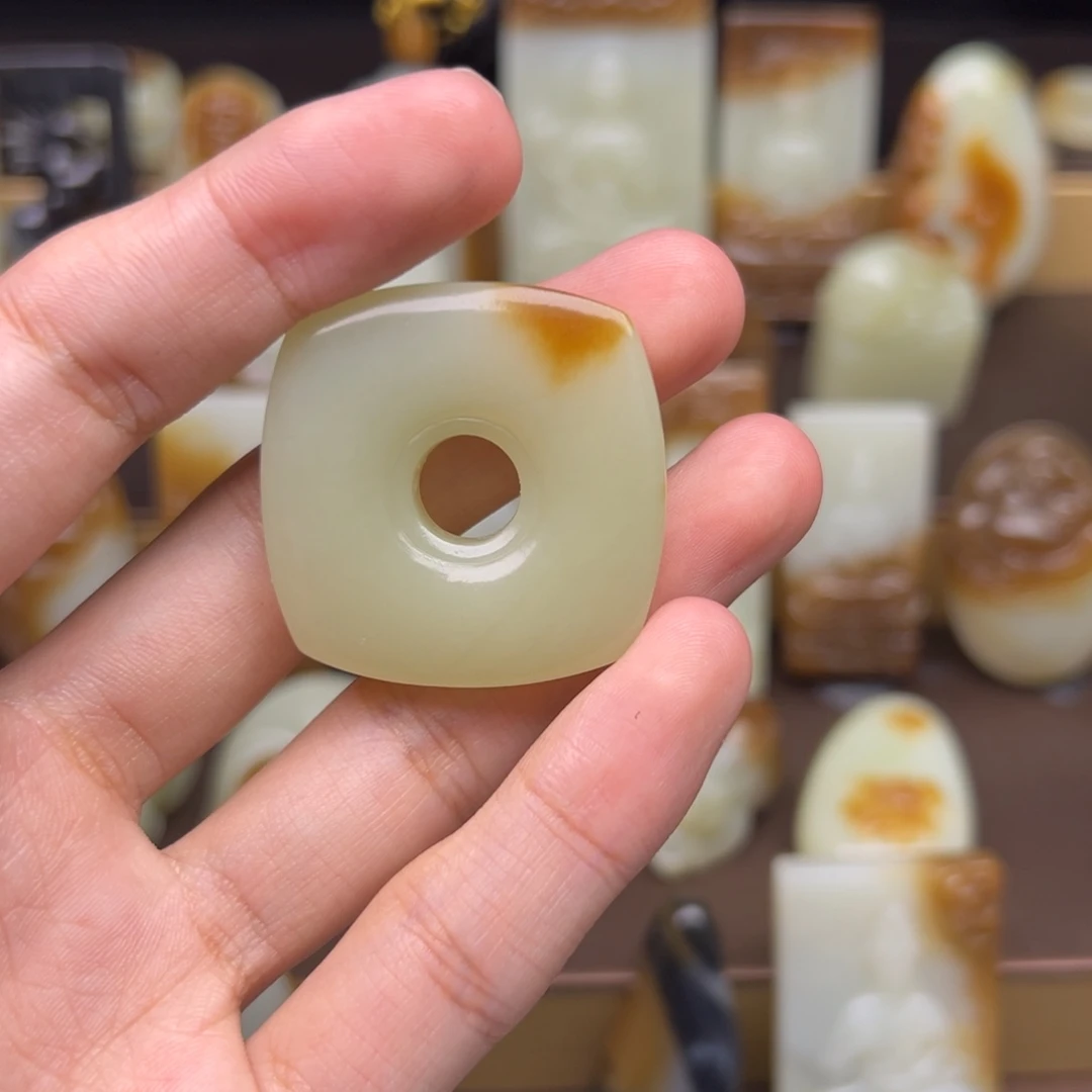 冬***火颈饰未镶嵌和田玉（糖玉）