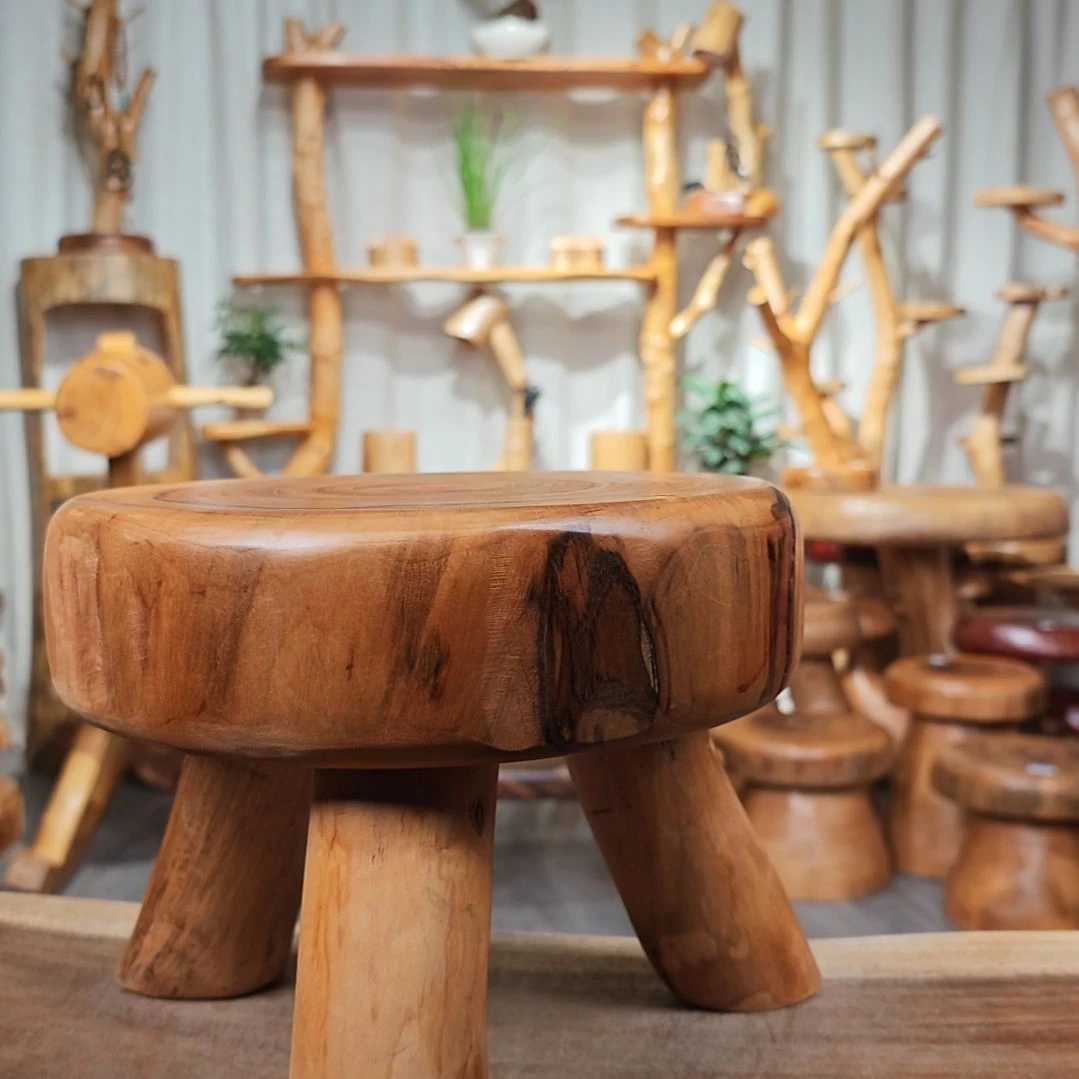 木（非红木类）香樟木三角凳微瑕