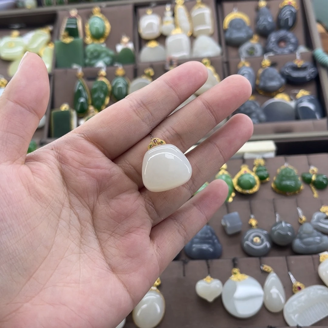 和田玉18K金镶嵌吊坠(赠链)