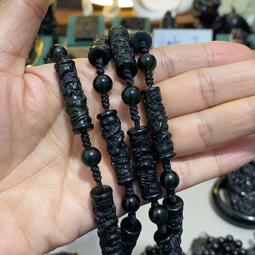 C***枫未镶嵌蛇纹石玉颈饰