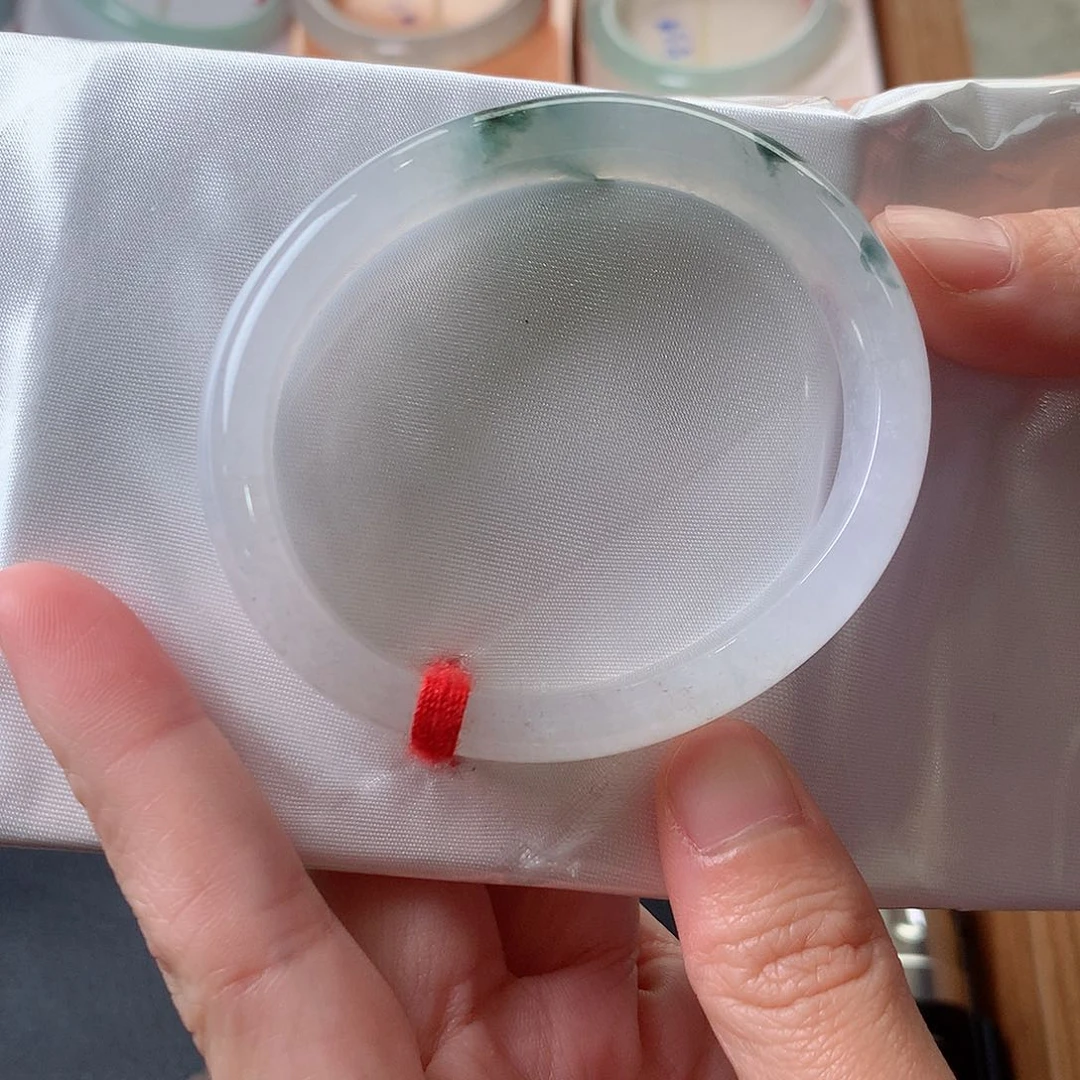 翡翠手镯未镶嵌翡翠