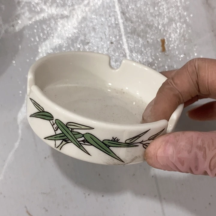 瓷片白玫牌烟灰缸