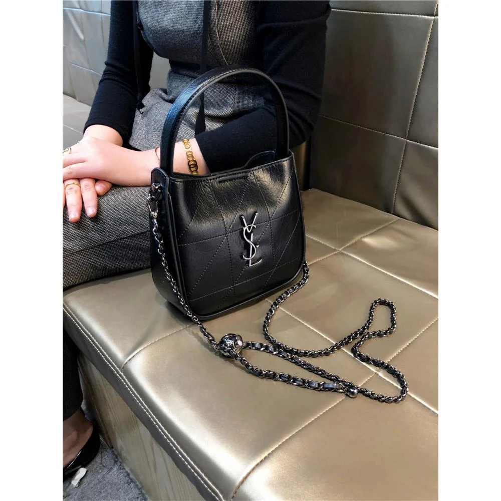 香港品牌2025新款时尚女包轻奢百搭时尚女经典设计感网红斜挎包包