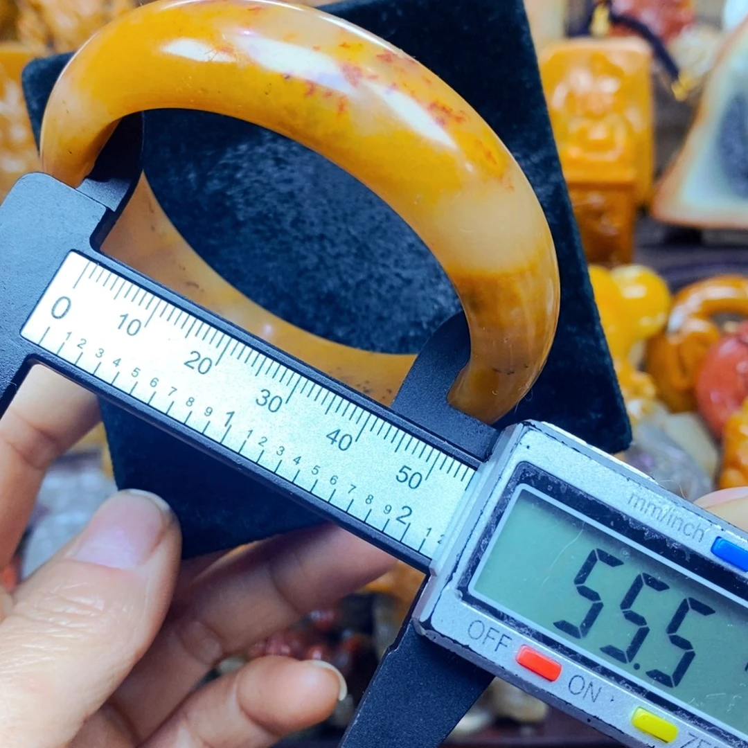 未镶嵌石英质玉（黄龙玉）颈饰