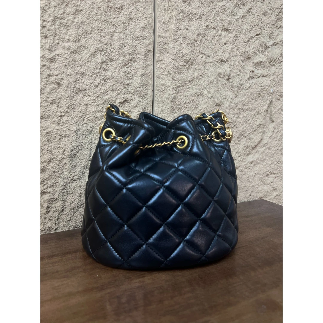 24年秋冬新款真皮重工女包金币水桶圆桶黑色