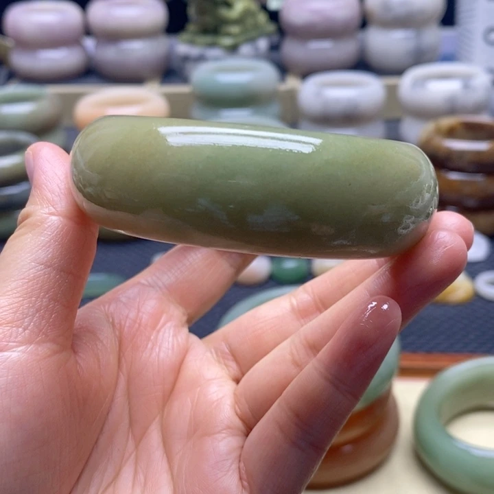 石英岩玉未镶嵌手镯