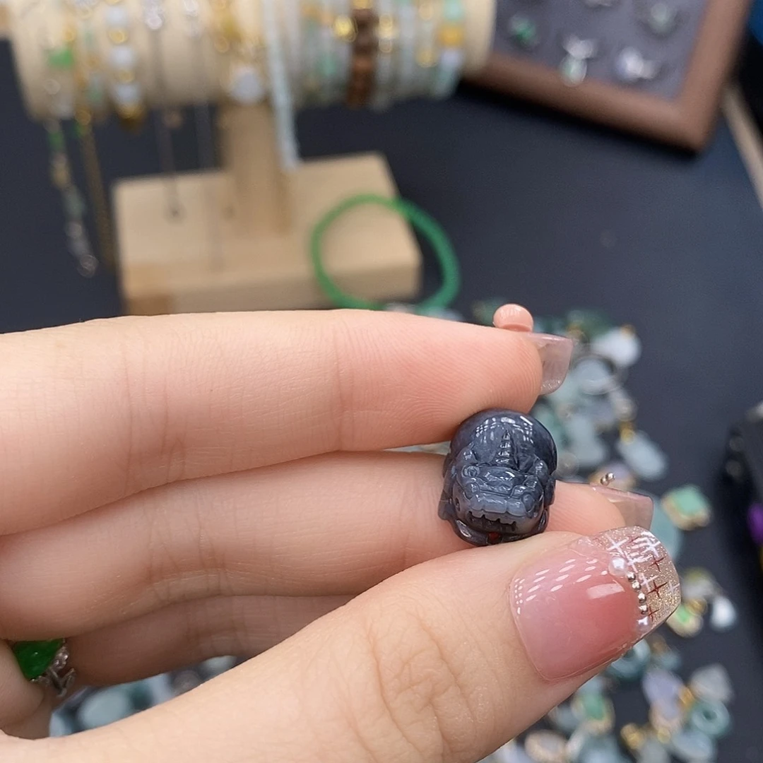 翡翠未镶嵌颈饰你有