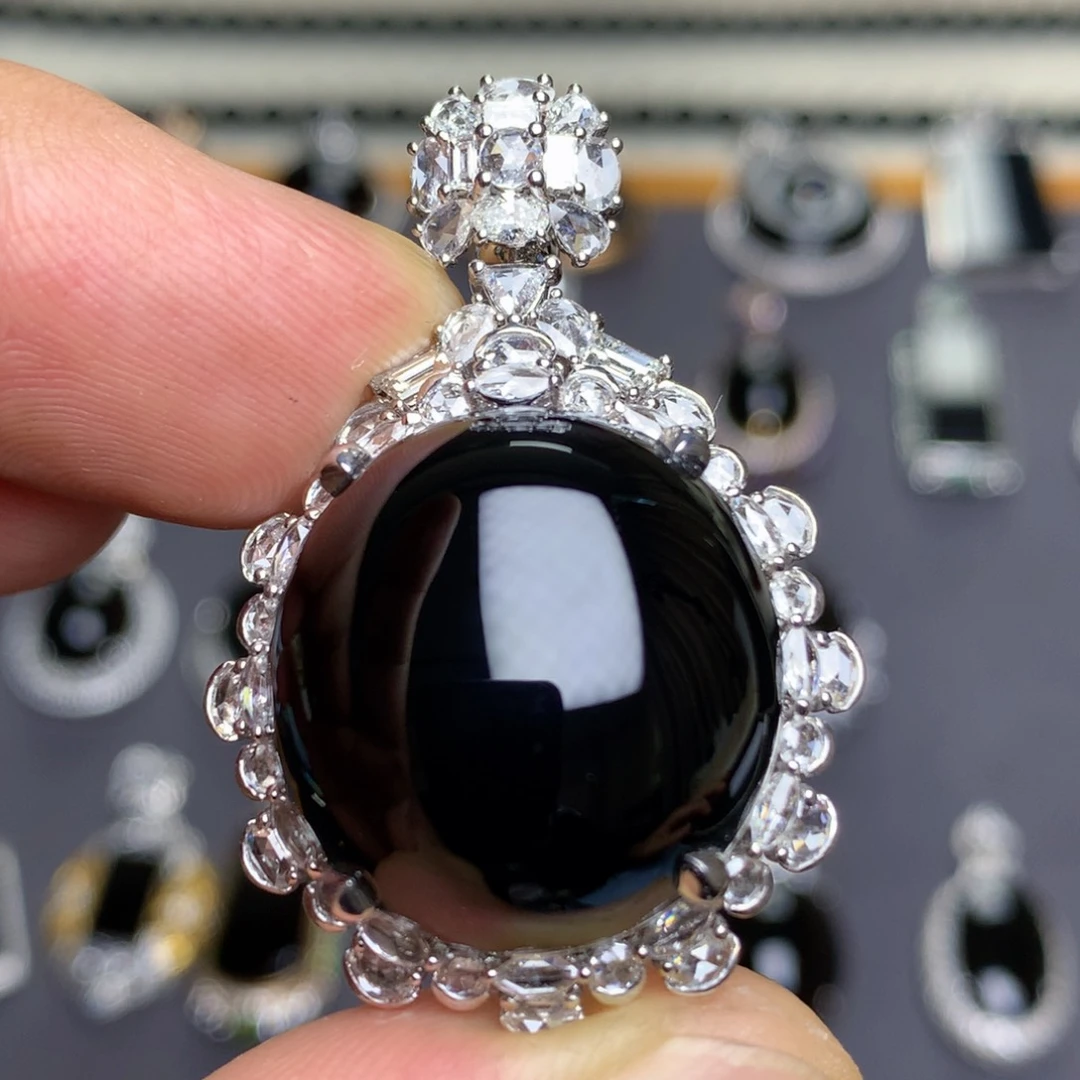 颈饰18K金镶嵌翡翠墨翠蛋面