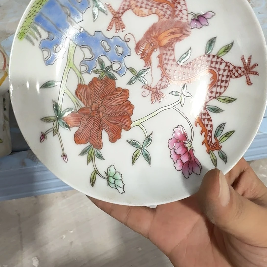 瓷片摆件等物品进行检查并及时