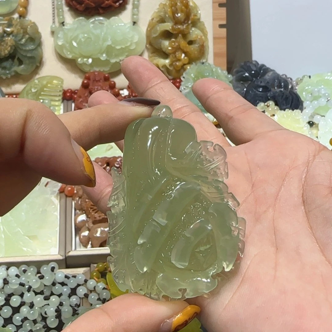 未镶嵌蛇纹石玉吊坠