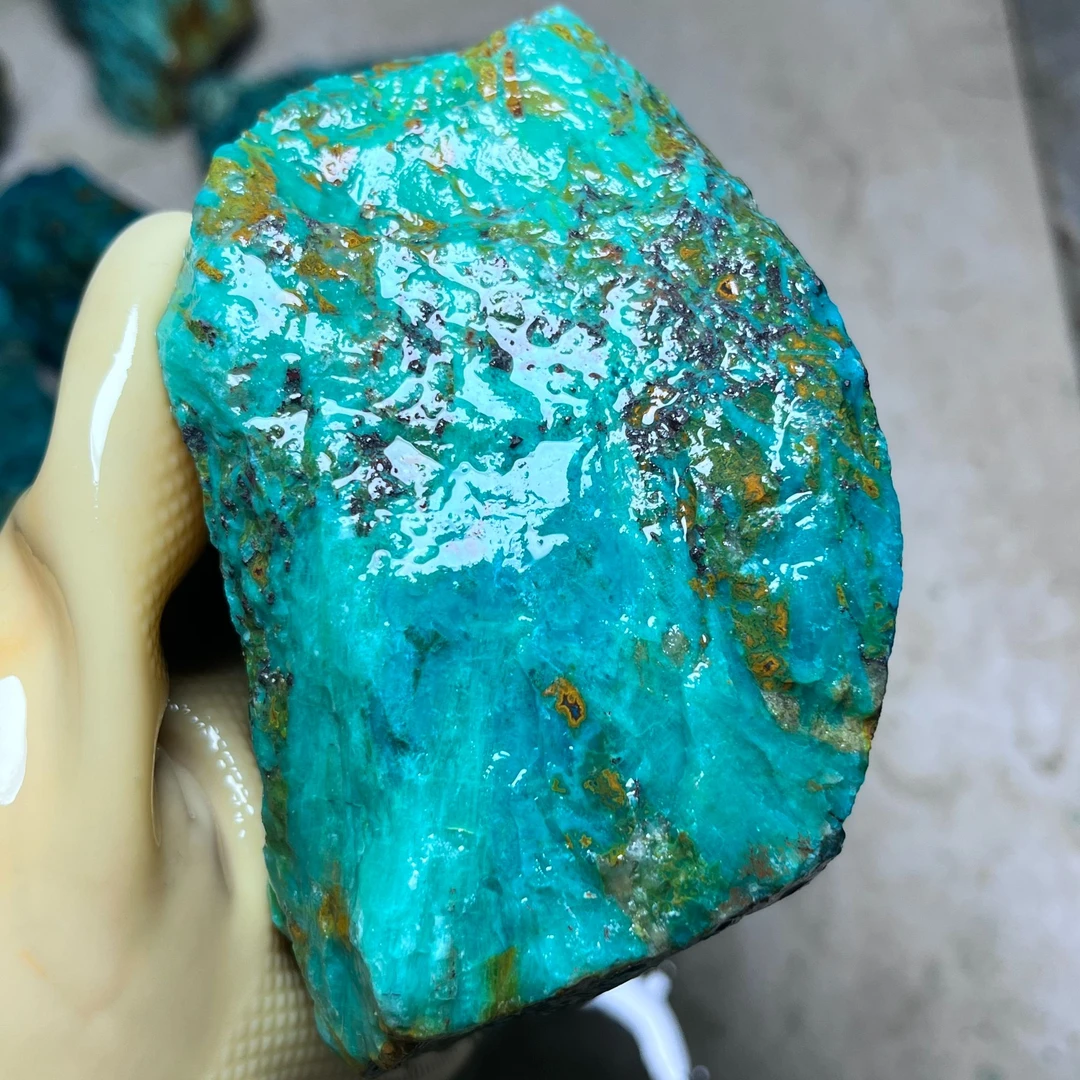 天然原石桌子摆放的小摆件绿色松石毛料标本石