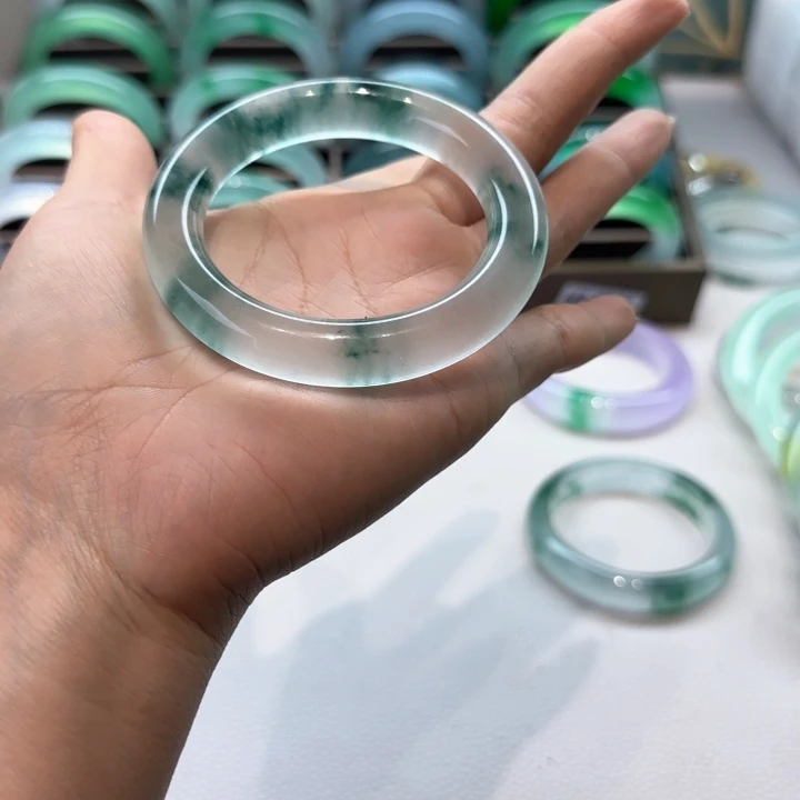 玉财****女时尚飘花手镯017