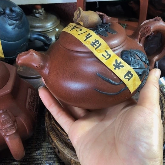 茶壶紫砂原矿泥料手工制作的一把紫砂壶。